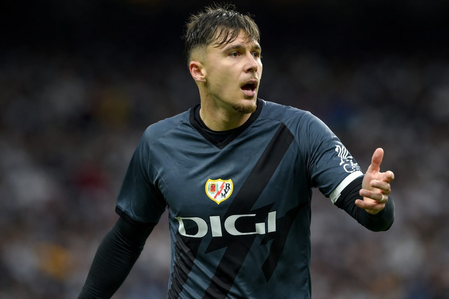 Fundașul român Andrei Rațiu este monitorizat de două cluburi din Premier League, Newcastle și Nottingham Forest