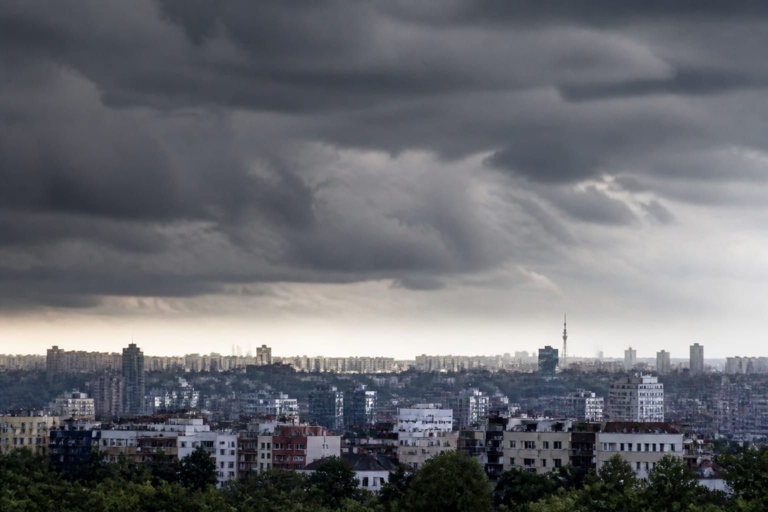 Bucureștiul sub cod portocaliu de caniculă și avertizare de furtuni violente