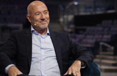Fondatorul Amazon Jeff Bezos a intrat în acționariatul clubului Liverpool