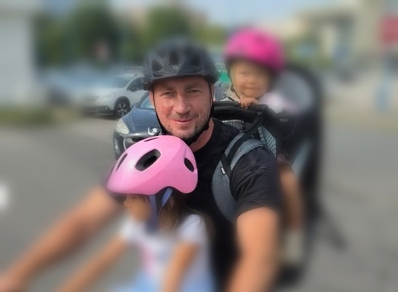 Marian Godină, reclamat penal pentru o fotografie cu fiicele sale pe bicicletă