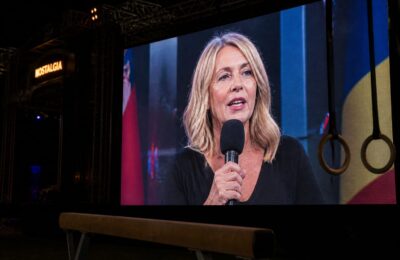 Nadia Comăneci a apărut pe ecran la festivalul Nostalgia pentru a marca jumătate de secol de la nota 10 perfectă