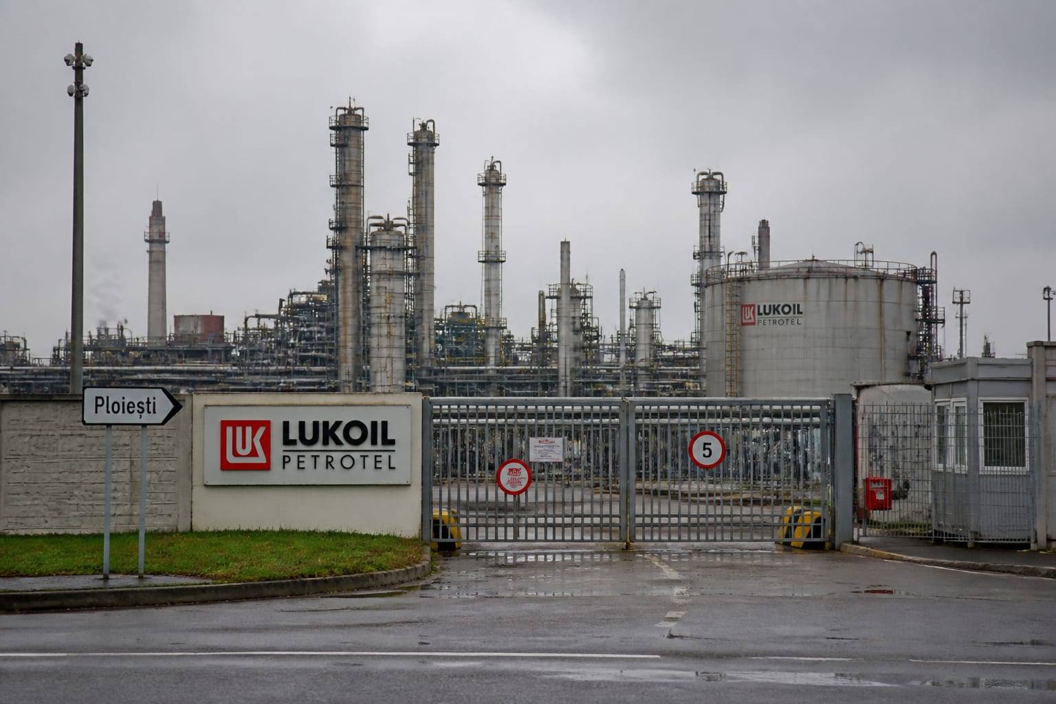 Rafinăria Petrotel Lukoil a intrat în insolvență blocând 21% din producția de carburanți a României