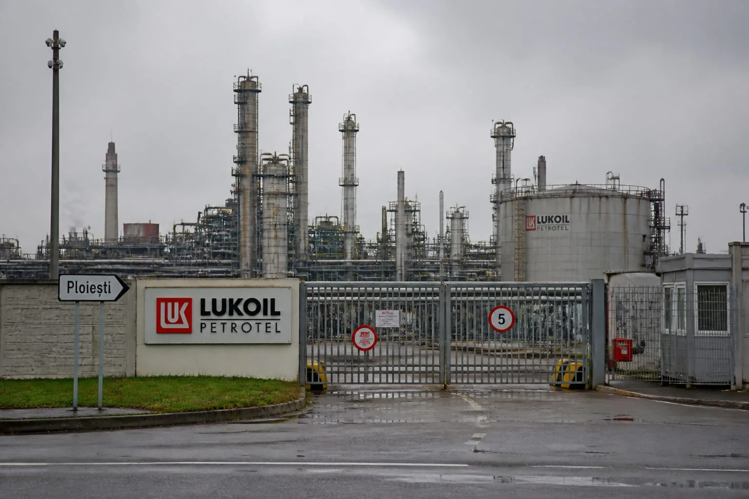 Rafinăria Petrotel Lukoil a intrat în insolvență blocând 21% din producția de carburanți a României