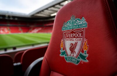 Un consorțiu care îi include pe Jeff Bezos și Eduardo Saverin negociază 30% din acțiunile clubului Liverpool