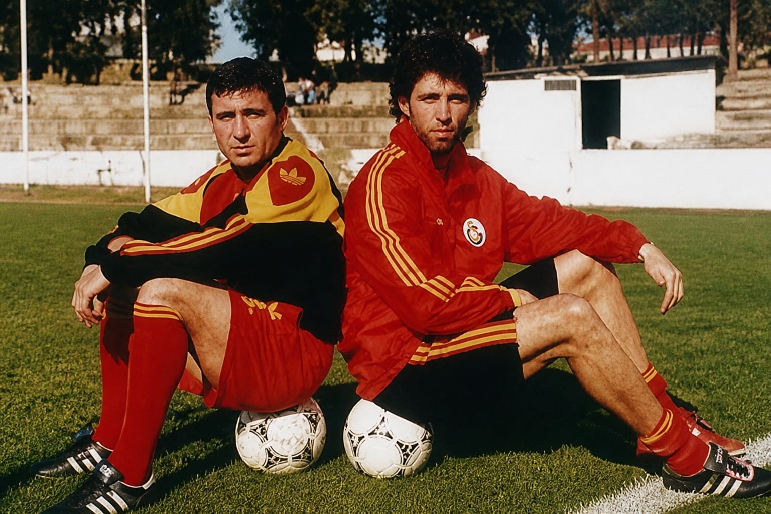 Doi fotbaliști pe gazon