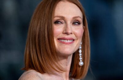 Julianne Moore și fiica sa, Liv Freundlich, au avut o apariție rară la Paris Fashion Week