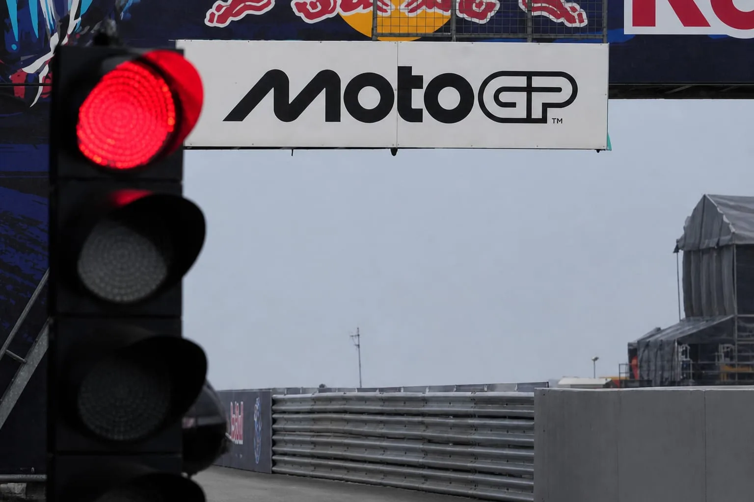 Semafor roșu și panou MotoGP