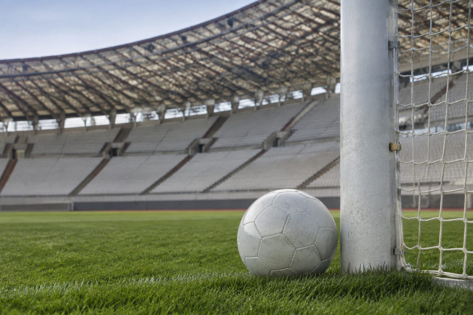Mingea de fotbal și poarta